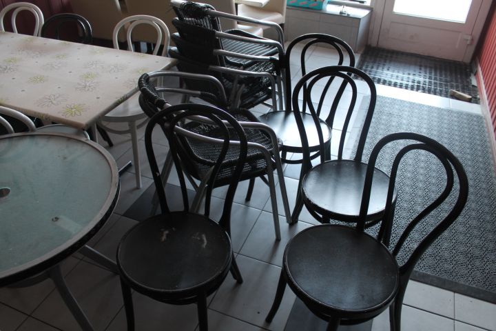 411979-3 Party with restaurant furniture