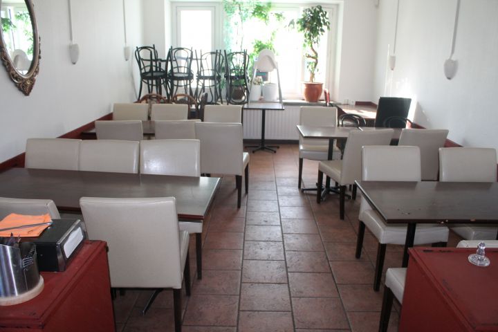 411979-6 Party with restaurant furniture