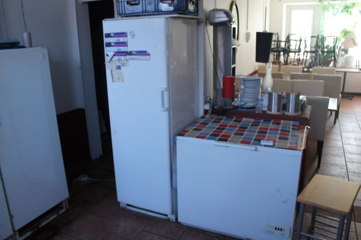 411979-8 Party with restaurant furniture