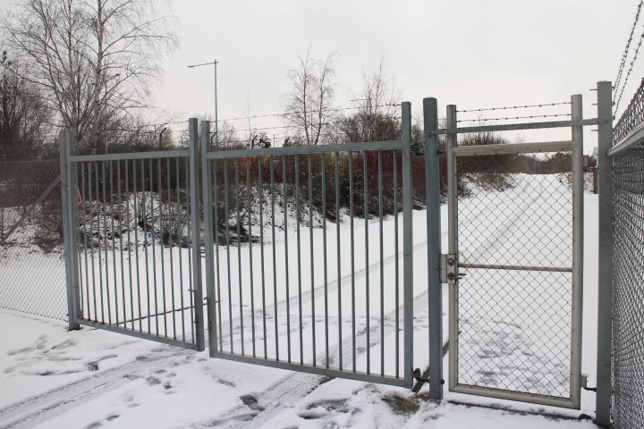 454097-3 Industrial gate with side door