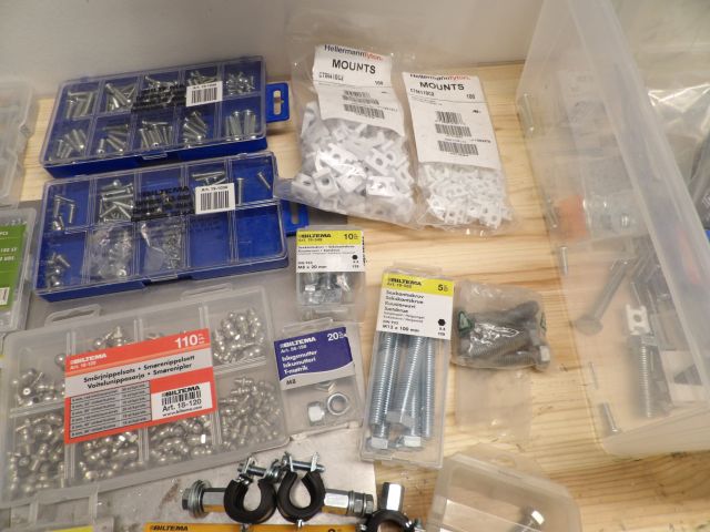 414692-6 Larger portion of screw, nuts, washers, etc.