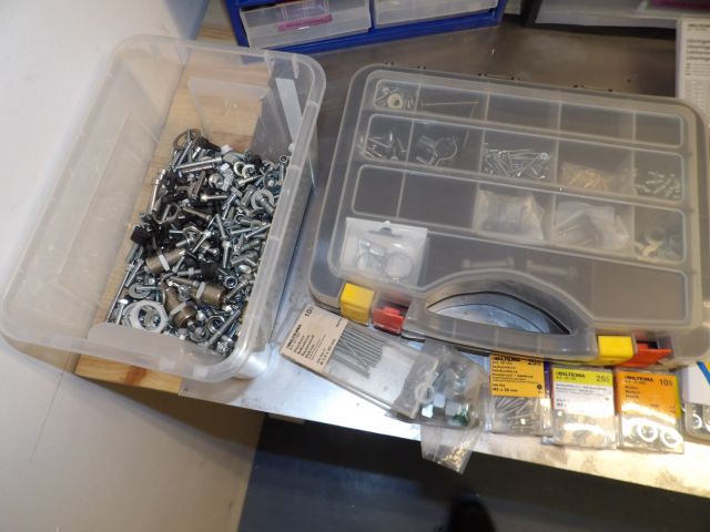 414692-11 Larger portion of screw, nuts, washers, etc.