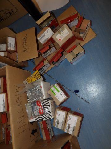414692-18 Larger portion of screw, nuts, washers, etc.