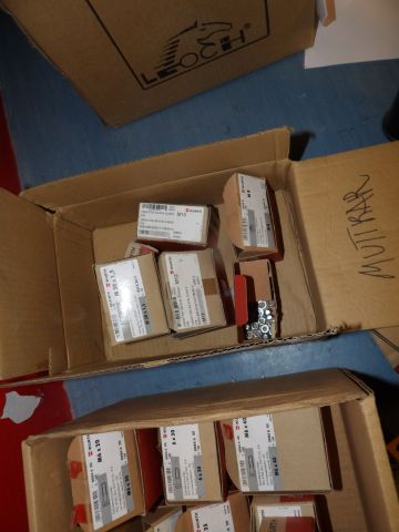 414692-17 Larger portion of screw, nuts, washers, etc.