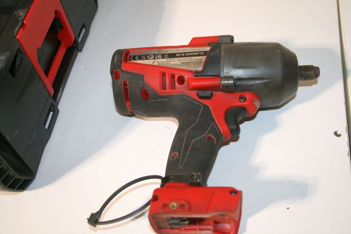 456839-1 Cordless Impact Wrench, Milwaukee M18 ChiWF12 Fuel with battery and charger