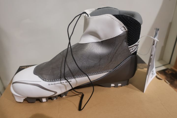 377551-3 Salomon Vitane 8 Classic Pilot boots in white, 2 pairs of seats 40-41