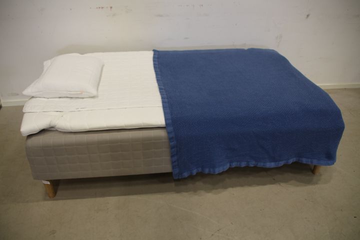 459707-1 IKEA-säng i nyskick (120x200 cm)
