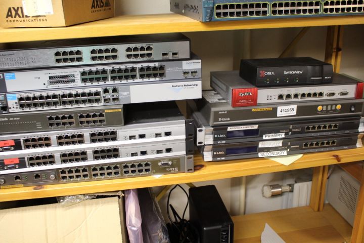 451965-1 Nätverksswitchar m.m. 12 enheter (D-Link, HP, ZyXEL, Cybex)