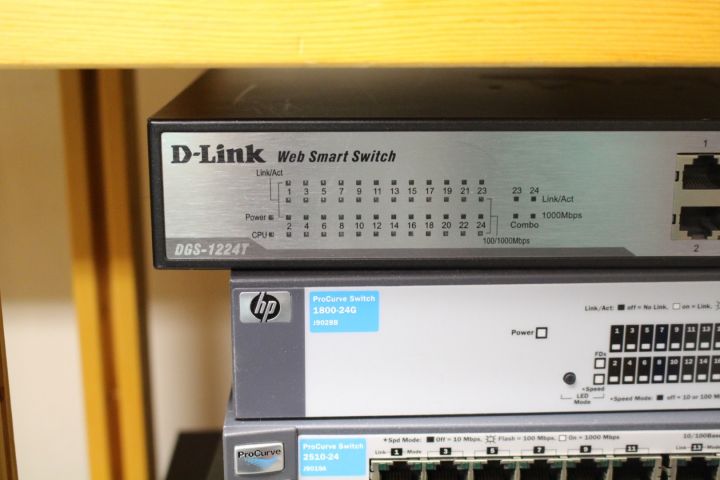 451965-2 Nätverksswitchar m.m. 12 enheter (D-Link, HP, ZyXEL, Cybex)