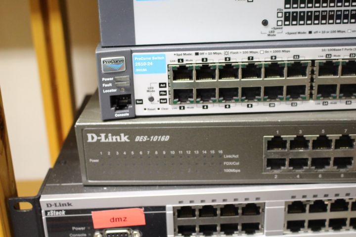 451965-3 Nätverksswitchar m.m. 12 enheter (D-Link, HP, ZyXEL, Cybex)