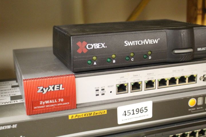 451965-6 Nätverksswitchar m.m. 12 enheter (D-Link, HP, ZyXEL, Cybex)