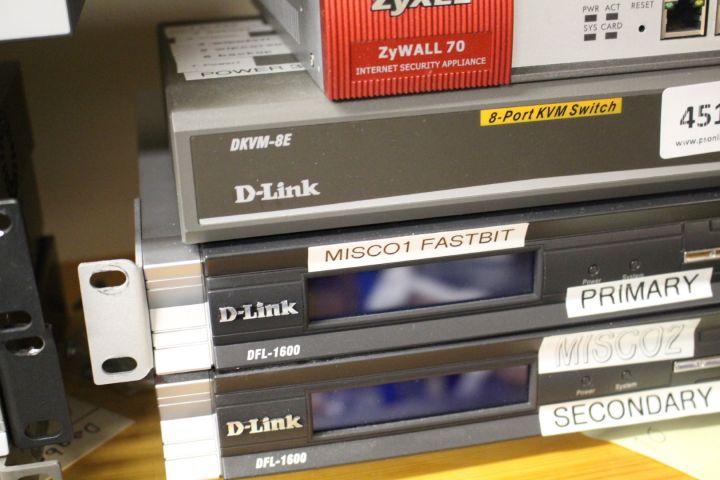 451965-7 Nätverksswitchar m.m. 12 enheter (D-Link, HP, ZyXEL, Cybex)