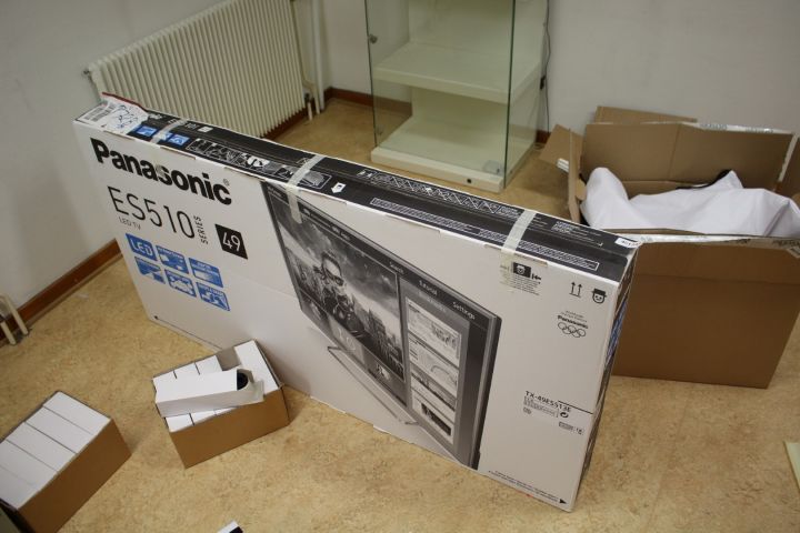 461243-1 LED-TV 49" Panasonic TX-49ES513E, fraktskadad
