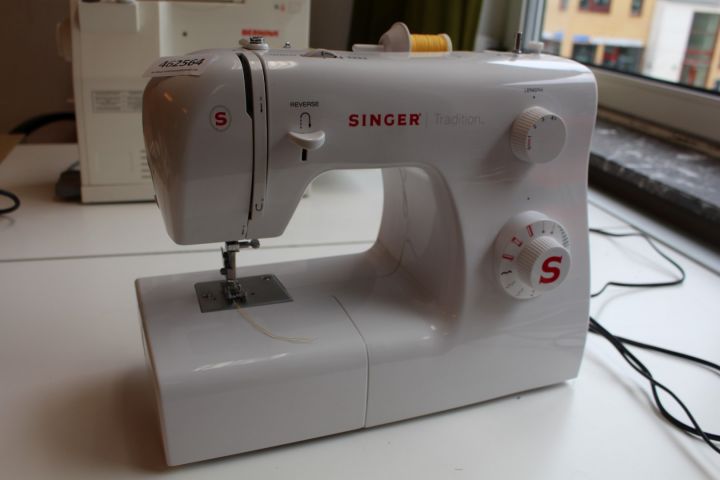 462564-1 Sewing Machine Singer Tradition 2250