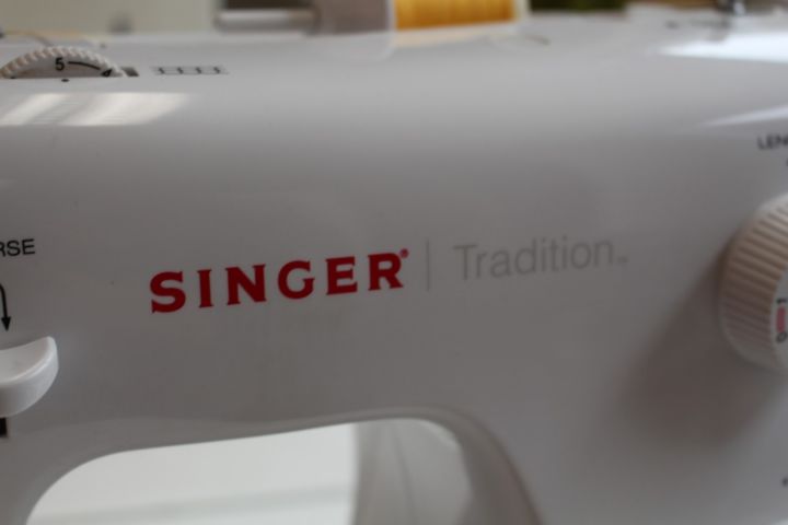 462564-2 Sewing Machine Singer Tradition 2250