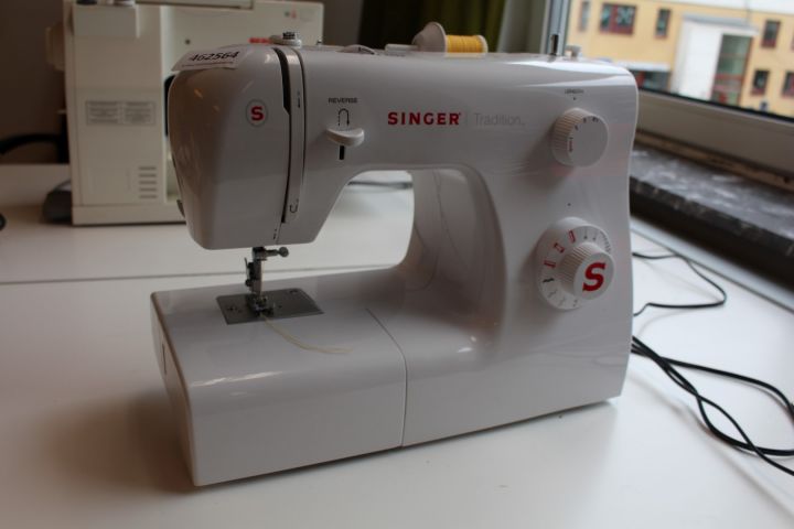 462564-3 Sewing Machine Singer Tradition 2250