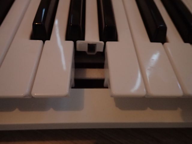 401268-6 Roland BK-3 White