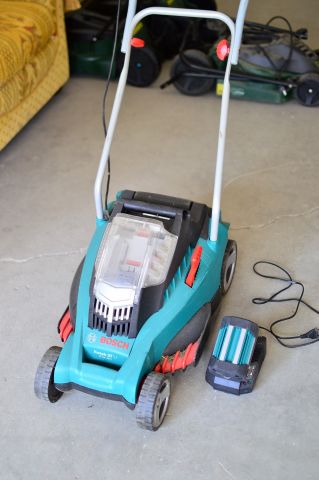 472279-1 Bosch battery lawn mower Rotak 37Li – with battery and charger, key is missing!