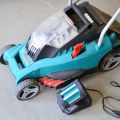 472279-2 Bosch battery lawn mower Rotak 37Li – with battery and charger, key is missing!