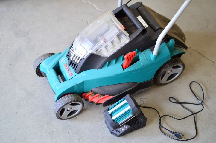 472279-2 Bosch battery lawn mower Rotak 37Li – with battery and charger, key is missing!