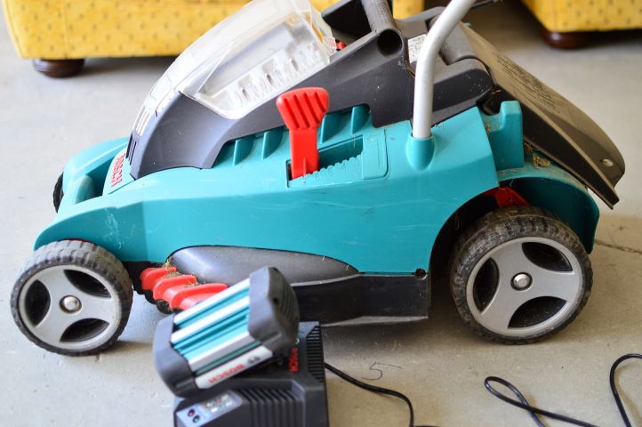 472279-3 Bosch battery lawn mower Rotak 37Li – with battery and charger, key is missing!