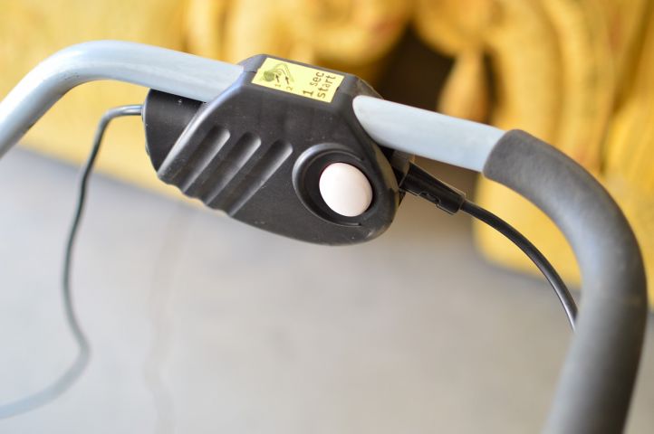 472279-6 Bosch battery lawn mower Rotak 37Li – with battery and charger, key is missing!