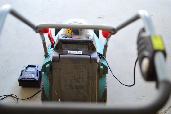 472279-7 Bosch battery lawn mower Rotak 37Li – with battery and charger, key is missing!