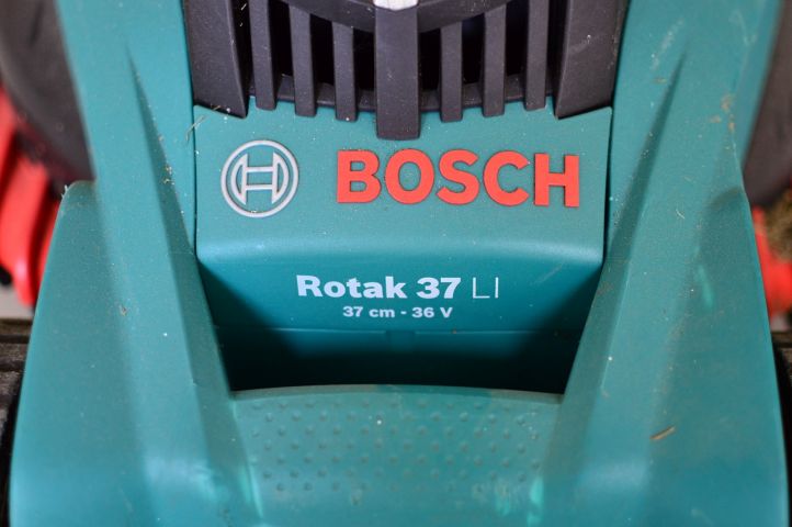 472279-9 Bosch battery lawn mower Rotak 37Li – with battery and charger, key is missing!