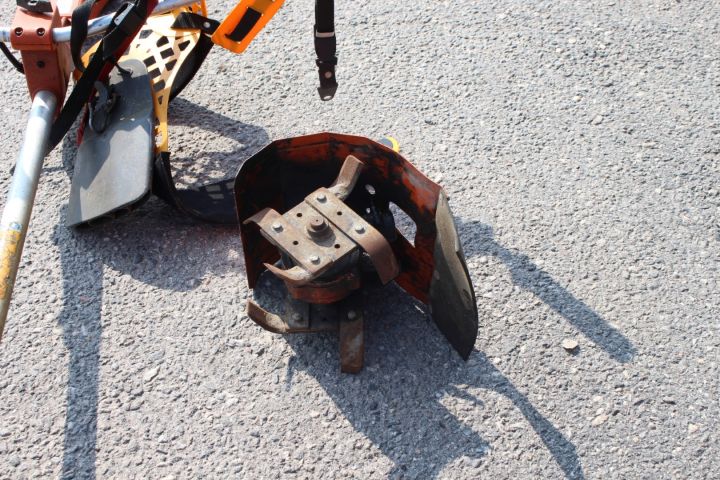 472374-4 Grästrimmer Husqvarna 250R inkl. kultivator