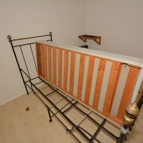 73215-10 Antik (äldre än 100 år) säng