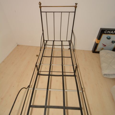 73215-11 Antik (äldre än 100 år) säng