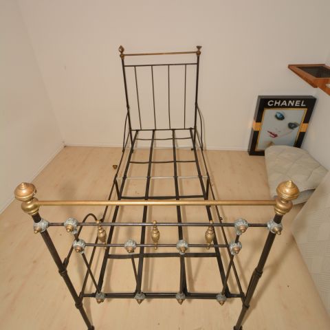 73215-12 Antik (äldre än 100 år) säng