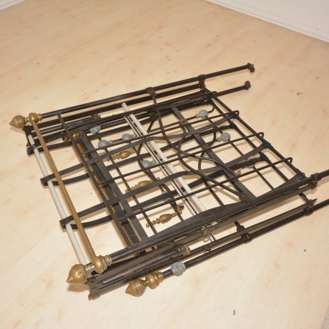 73215-13 Antik (äldre än 100 år) säng