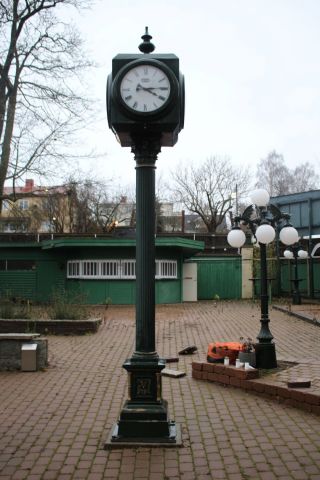 437894-1 Outdoor clock Andy Thornton, about 5 m high