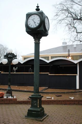 437894-2 Outdoor clock Andy Thornton, about 5 m high