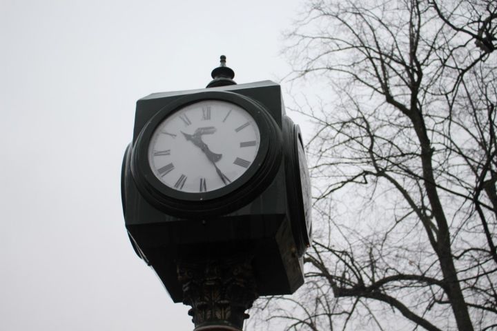 437894-3 Outdoor clock Andy Thornton, about 5 m high