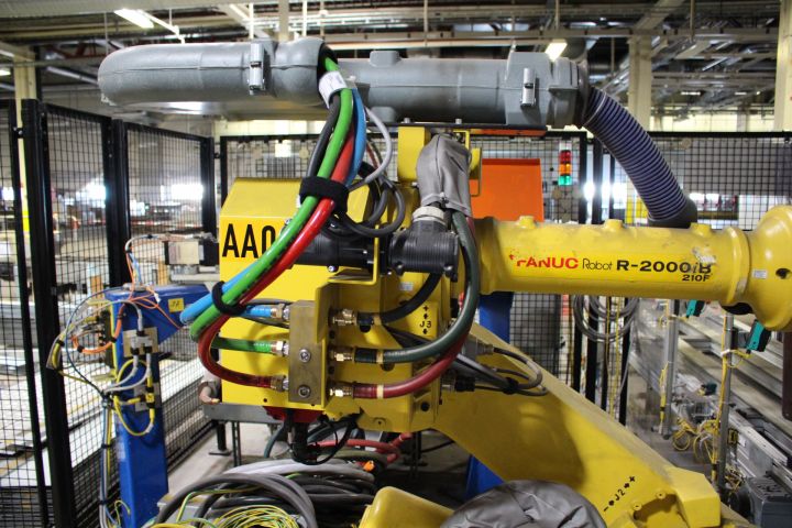 475208-2 Fanuc R2000-iB / 210F Industrial Robot (514 hours)