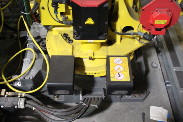 475208-5 Fanuc R2000-iB / 210F Industrial Robot (514 hours)
