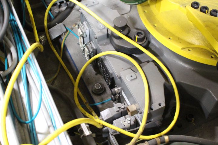 475208-6 Fanuc R2000-iB / 210F Industrial Robot (514 hours)