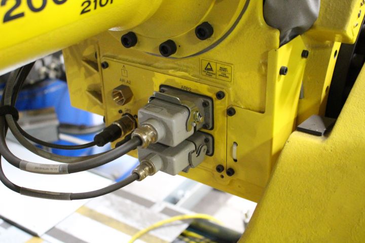 475208-8 Fanuc R2000-iB / 210F Industrial Robot (514 hours)