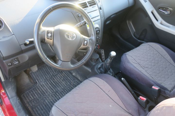 470405-16 Toyota Yaris -11