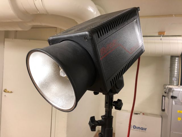 475215-1 Multiblitz Mini Studio 402 on stand