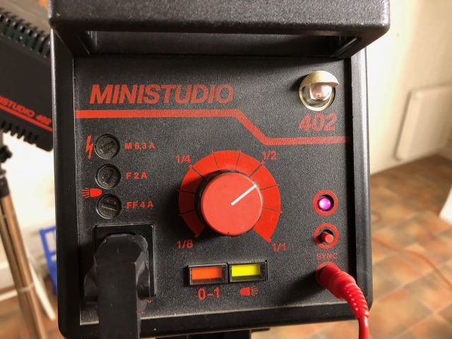 475215-4 Multiblitz Mini Studio 402 on stand