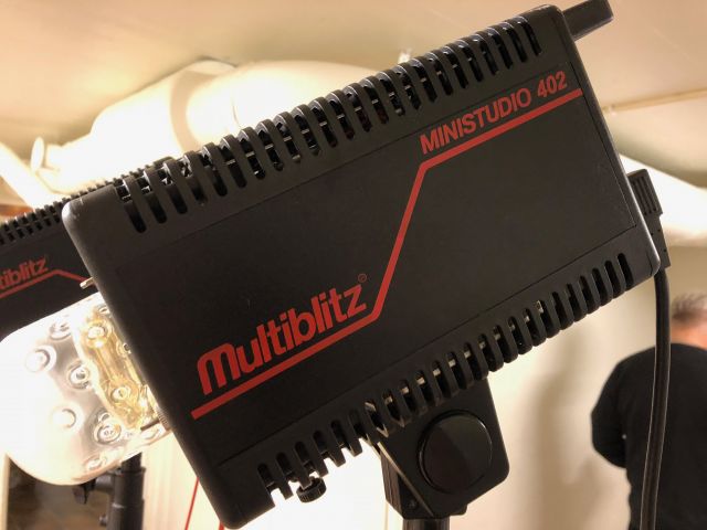 475215-3 Multiblitz Mini Studio 402 on stand