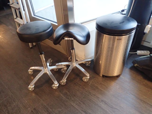 465538-1 Hair vacuum cleaners and chairs