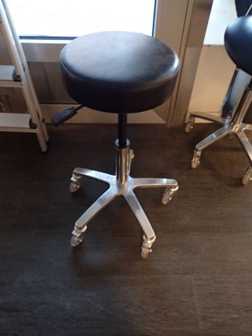 465538-2 Hair vacuum cleaners and chairs