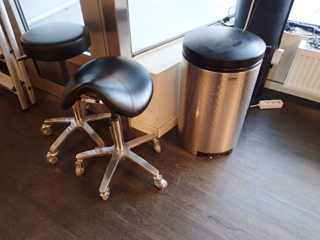 465538-7 Hair vacuum cleaners and chairs