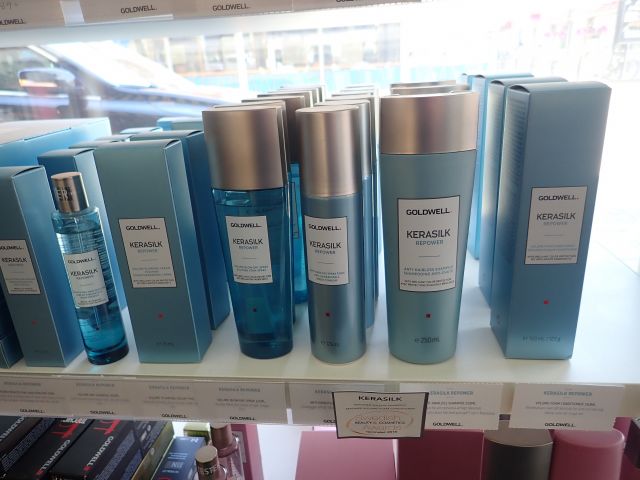 467788-1 Hair products KÉRASTASE and GOLDWELL