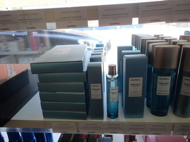 467788-2 Hair products KÉRASTASE and GOLDWELL