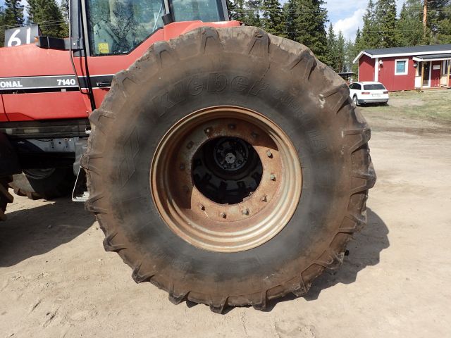 453049-11 CASE IH 7140 right: BKX234